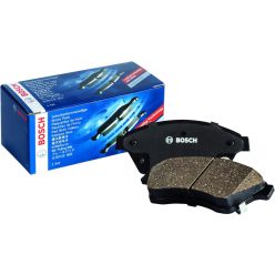   BOSCH 0 986 494 050 Fékbetét készlet, tárcsafék Low-Metallic, integrált kopásjelzővel, dugattyú sasszeggel, csikorgásgátló lemez(Audi,Seat)