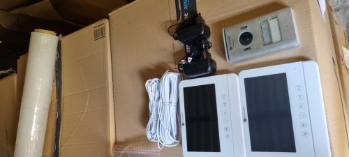 Smartwares DIC-22222 Video Intercom rendszer, 720p HD, 7" (17,8 cm) LCD monitor, Pan/billent kamera, Automatikus felvétel funkció, Éjszakai látás, 2 lakásos készlet, Ezüst 