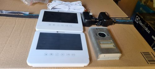 Smartwares DIC-22222 Video Intercom rendszer, 720p HD, 7" (17,8 cm) LCD monitor, Pan/billent kamera, Automatikus felvétel funkció, Éjszakai látás, 2 lakásos készlet, Ezüst 