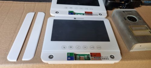 Smartwares DIC-22222 Video Intercom rendszer, 720p HD, 7" (17,8 cm) LCD monitor, Pan/billent kamera, Automatikus felvétel funkció, Éjszakai látás, 2 lakásos készlet, Ezüst 