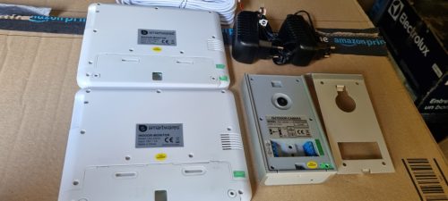 Smartwares DIC-22222 Video Intercom rendszer, 720p HD, 7" (17,8 cm) LCD monitor, Pan/billent kamera, Automatikus felvétel funkció, Éjszakai látás, 2 lakásos készlet, Ezüst 