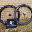 VeloChampion vízálló kerékpár keréktáska 650b / 700c / 26" – könnyű és hordozható kerékpártáska országúti, verseny, terep és MTB kerékhez (2 darabos szett)